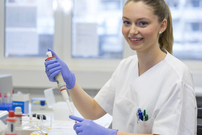 Eine Rotkreuz-Mitarbeiterin der Labordiagnostik testet das Blut nach einer Blutspende