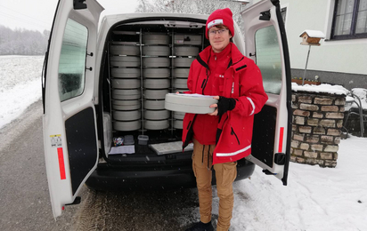 Mitarbeiter vor Lieferwagen von Essen auf Rädern