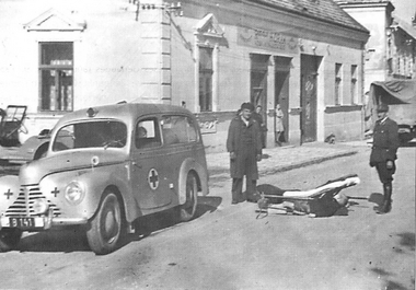 Rotkreuz-Übung in Eisenstadt mit "Unfallopfer" Heinz Kittelmann, links: Sanitätskraftfahrer Höld, rechts: Polizist Karl Horvath