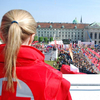 Vienna City Marathon: Eine Rotkreuz-Mitarbeiterin blickt auf die Menschenmasse beim Zieleinlauf des Marathons. Sie sorgt für Sicherheit.