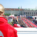 Vienna City Marathon: Eine Rotkreuz-Mitarbeiterin blickt auf die Menschenmasse beim Zieleinlauf des Marathons. Sie sorgt für Sicherheit.