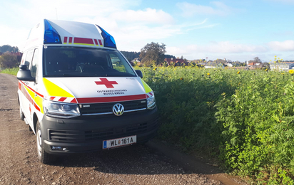 Rettungswagen auf einem Feldweg