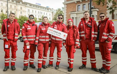 Gruppenfoto Rotes Kreuz mit Schild Wir Sind Da