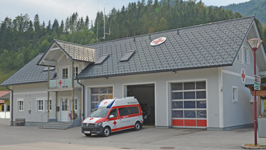 Außenansicht der Ortsstelle in Hollenstein/Ybbs. Hier stehe rund um die Uhr ein Rettungswagen für die Bevölkerung bereit.