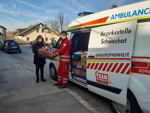 Übergabe der Weihnachtswünsche an die Team Österreich Tafel Fischamend