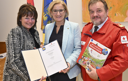 Landeshauptfrau Johanna Mikl-Leitner, Präsident des Roten Kreuz Niederösterreich Hans Ebner und die Bildungsbotschafterin Karin Meier-Martetschläger bei der Vertragsunterzeichnung für die Förderung der sechs Lernhäuser in Niederösterreich.