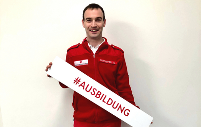 Jürgen Farthofer mit Schild Ausbildung in der Hand