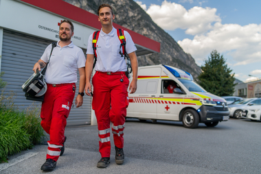 Mitarbeiter des Rettungsdienst Tirol