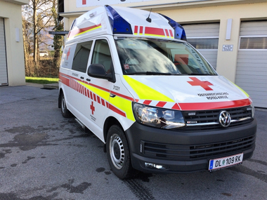 Rettungswagen Rotes Kreuz Volkswagen Transporter T6 Hochdach mit Beklebung im neuen österreichweit einheitlichen Design.