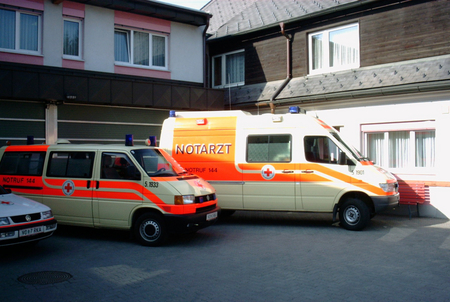 Notarztwagen vor der Dienststelle Voitsberg-Köflach ca. 1998