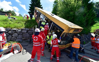 Busunfall mit Verletzten - Übungsszenario mit Rotem Kreuz und Feuerwehr