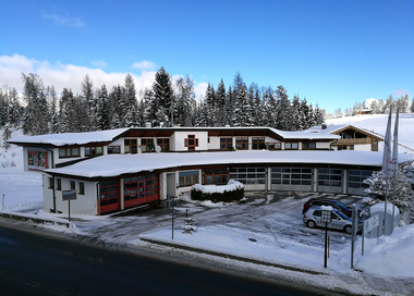 Ortsstelle Seefeld, rundgebautes Gebäude aus den 80iger Jahren mit Garagen in den Innenhof, es ist Winter