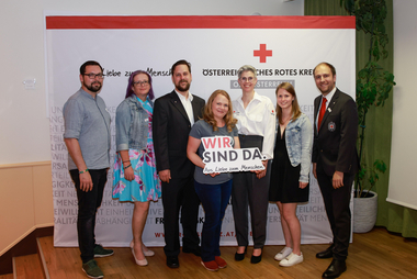 Gruppenfoto mit den Mitarbeiter:innen der Bezirksgeschäftsstelle