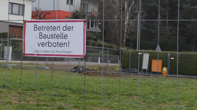 Die Baustelle wurde eingerichtet und mit einem Bauzaun abgesperrt. Ab nun gilt: Betreten verboten.