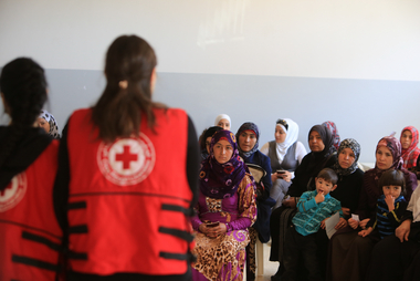 Mädchen im Libanon erhalten von Rotkreuz Mitarbeiterinnen eine Schulung zum Thema Menstruationshygiene