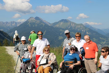 Reisegruppe vor einer Bergkulisse