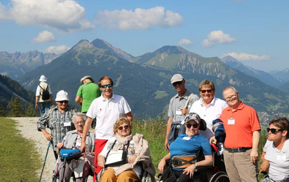 Reisegruppe vor einer Bergkulisse