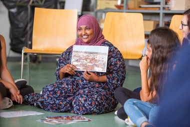 Im projektXchange des Roten Kreuzes kommen Integrationsbotschafter und Integrationsbotschafterinnen in den Unterricht, um den kulturellen Austausch zu fördern. Botschafterin Firdows kommt aus Somalia und war zu Gast in einer neuen Mittelschule