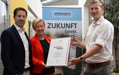 Vorstandsdirektor der Sparkasse Eferding-Peuerbach-Waizenkirchen Herr Mag. Gerald Schneeberger und Vorstandsvorsitzende Frau Mag. Michaela Schwinghammer-Hausleithner bei der Übergabe der Partnerschaftsurkunde durch Rotkreuz-Bezirksgeschäftsleiter Philipp Wiatschka.