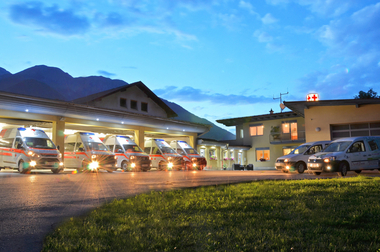 Ortstelle Stubai, Dämmerung, 5 Rettungsfahrzeuge stehen in den Garagentoren,