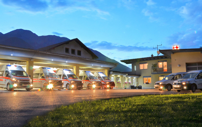 Ortstelle Stubai, Dämmerung, 5 Rettungsfahrzeuge stehen in den Garagentoren,