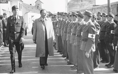 Dr. Braun und LH Dr. Lorenz Karall beim Abschreiten der angetretenen Sanitäter