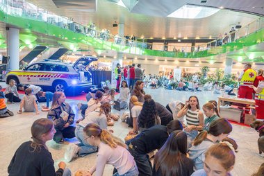 Wie einfach Leben retten ist, zeigten 200 Kinder und Jugendliche im Salzburger Europark bei einem Flashmob.