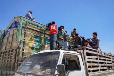 Rotkreuz Mitarbeiter in Afghanistan laden Hilfsgüter vom LKW