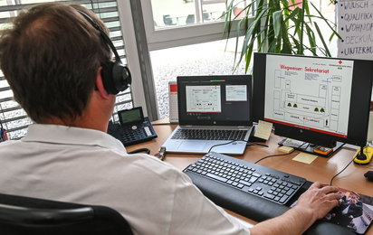 Am Bild ist Helmut Kometer, beruflicher Mitarbeiter der Rotkreuz Akademie im Roten Kreuz Tirol. Er sitzt vor seinem Computer in seinem Büro