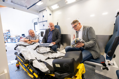 Andreas Karl Wilfried Unterlechner und Thomas Wegmayr sitzen in einem Rettungsauto . Sie sind die Geschäftsführer des Roten Kreuzes Tirol