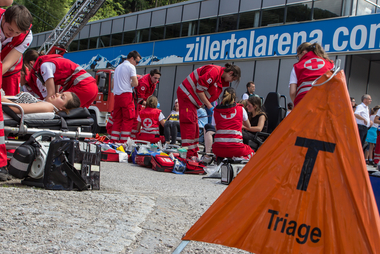 Ein Aufsteller "Triage" vor einer Patientenablage, in welcher Patienten behandelt werden bei einer Übung