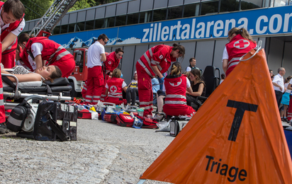 Ein Aufsteller "Triage" vor einer Patientenablage, in welcher Patienten behandelt werden bei einer Übung