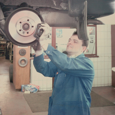 Hannes am Arbeiten in der Werkstätte im Jahr 2000.