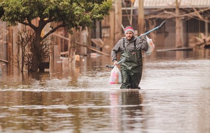 Brasilien - Mann auf überschwemmter Straße in einer Gemeinde in Dorado do Sul, Mai 2024