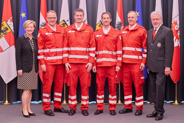 Gruppenfoto Angelobung neue Rotkreuz-Offiziere Bezirk Eferding