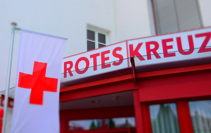 Rot-Kreuz-Fahne vor Dienststellengebäude