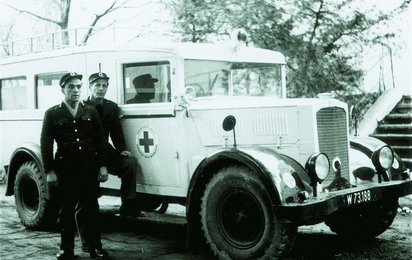 Historisches Rettungsauto in schwarz weiß