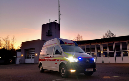 Rettungsauto bei Sonnenuntergang an der Ortsstelle St.Georgen/Gusen im Winter