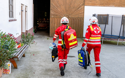 2 Rettungssanitäterinnen mit Einsatzrucksack