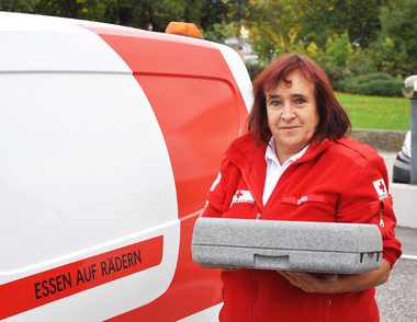 Essenszustellerin bringt Mahlzeit