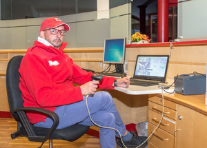 Heinz Miorino - Mitarbeiter der Team Österreich Tafel - sitzt an einem Computer und registiert Kunden der Team Österreich Tafel zur Lebensmittelausgabe.