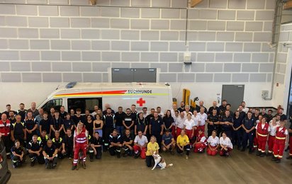 © RK NÖ Gruppenfoto vom erfolgreichen Suchhunde-Einsatz