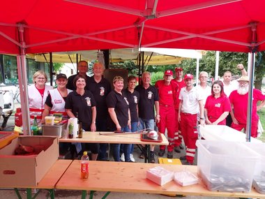 Gruppenfoto: Team Österreich Mitglieder, Rotes Kreuz und Feuerwehr helfen bei Unwettereinsatz zusammen