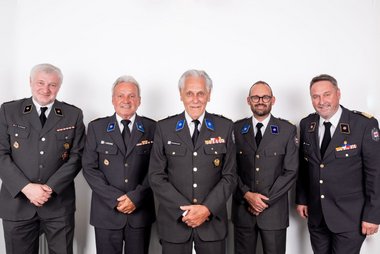 Das fünfköpfige Präsidium vom Roten Kreuz Tirol in A Uniform Thomas Fluckinger Sebastian Strobl Martin Dablander Günther Ennemoser und Egon Kleinlercher