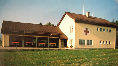 Die in den Jahren 1984 bis 1987 errichtete Rotkreuz-Bezirksstelle in der Burgholzstraße 26 in St.Peter/Au bedurfte dringend notwendiger Sanierungsarbeiten, ebenso entsprachen auch die Räumlichkeiten nicht mehr den aktuellen Anforderungen.