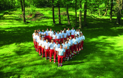 Rotkreuz-Mitarbeiter sind in Uniform als Herz positioniert