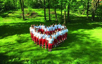 Rotkreuz-Mitarbeiter sind in Uniform als Herz positioniert