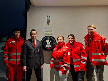 Neuer Laien-Defibrillator an der Rotkreuz-Dienststelle mit der Ortsstellenleitung