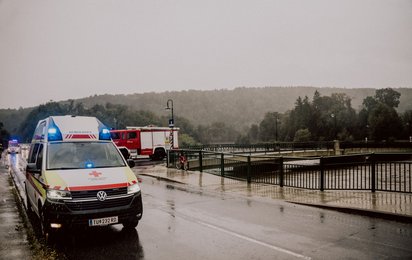 Bild von Feuerwehr und Rotem, Kreuz im Hochwassereinsatz in Niederösterreich