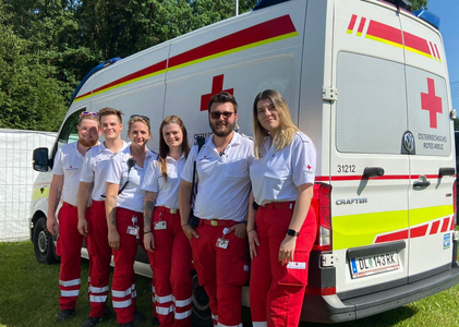 Rettungsdienstmitarbeiter vor einem Rettungswagen